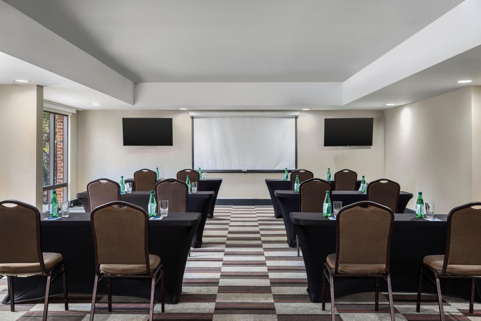 Four Points By Sheraton Greensboro Airport Екстериор снимка