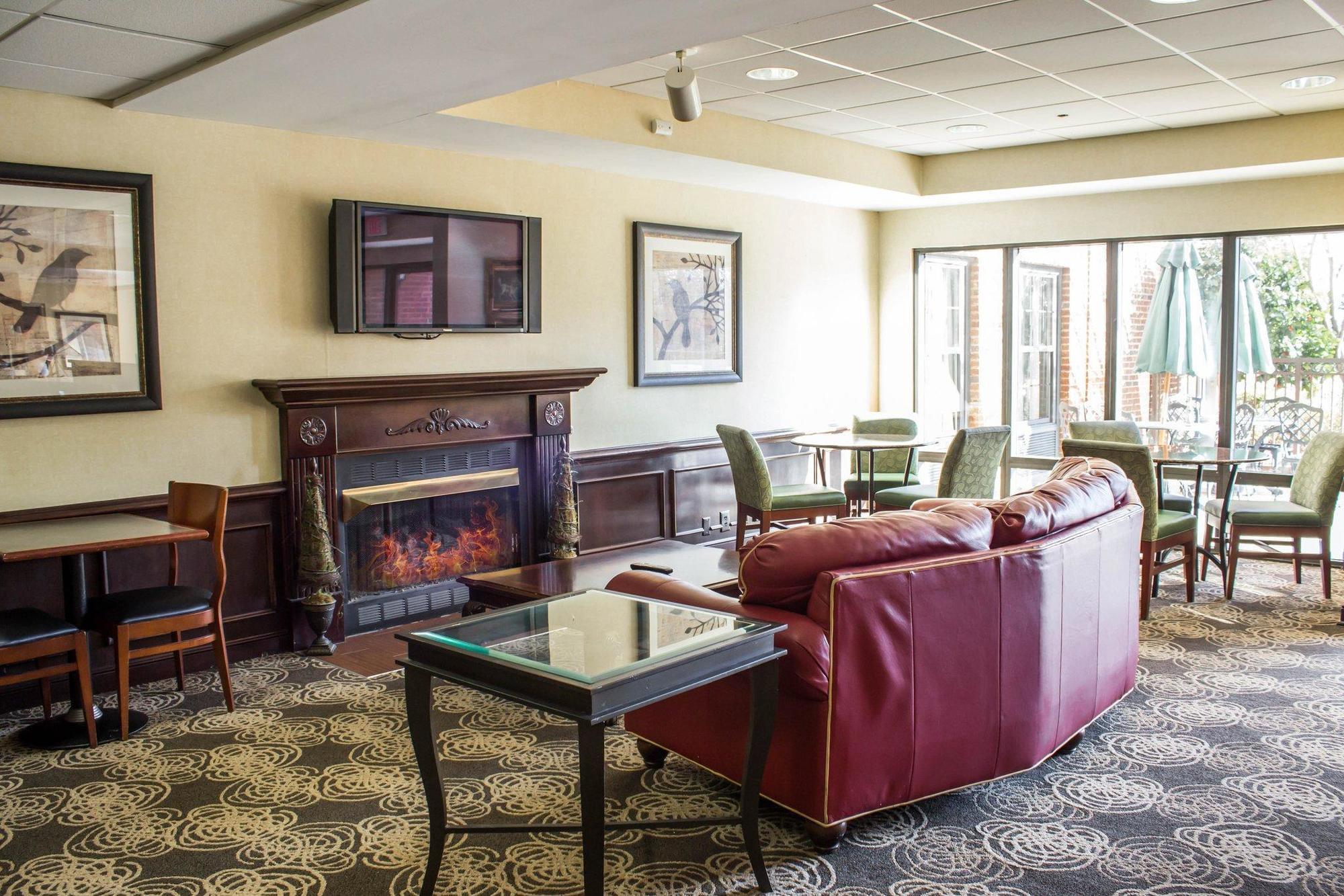 Four Points By Sheraton Greensboro Airport Екстериор снимка